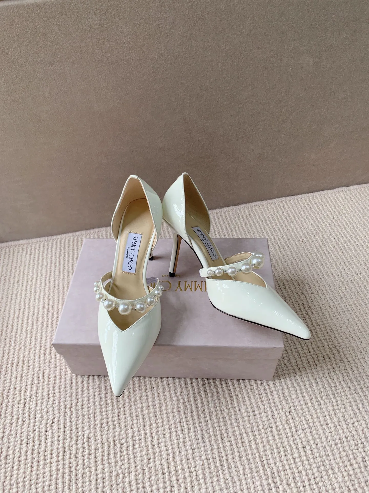 👟👟 Women's Shoes Women's Clothing 👟👟Ex-factory price 520👟👟 Women's Shoes Women's Clothing JIMMYCHOO AURELI series high heels!  Original cover last, counter quality, exquisite and eye-catching shoe shape, pointed toe with stiletto heel. Shiny 👟👟 single arch strap embellished with white pearls attached to the instep, versatile fashion matching skills. ▪️cow patent leather ▪️pearl crystal decoration ▪️hollow shoe body ▪️arch strap ▪heel height 6.5cm 8.5cm ▪️Italian leather outsole